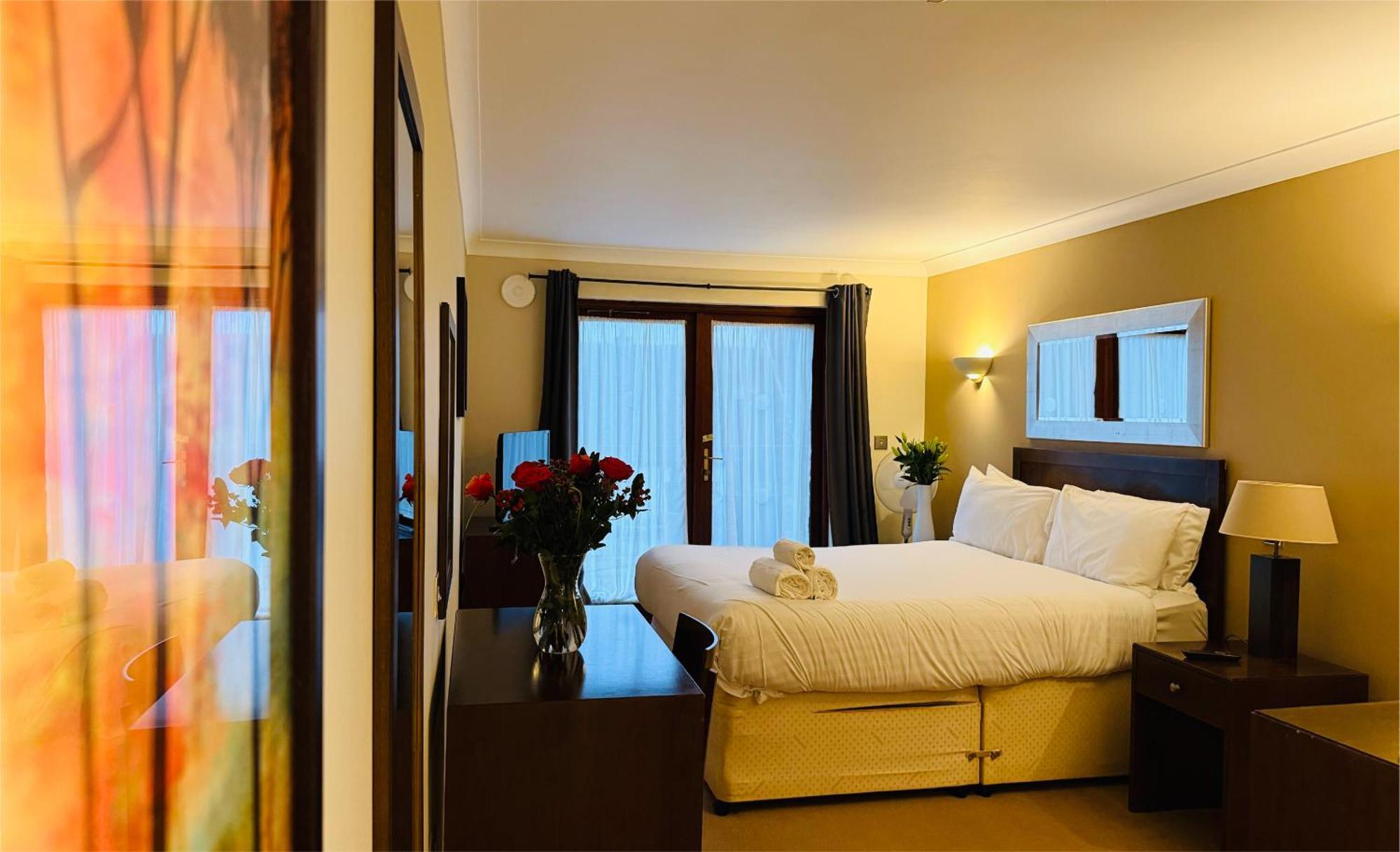 Hustyns Hotel Saint Wenn Bagian luar foto