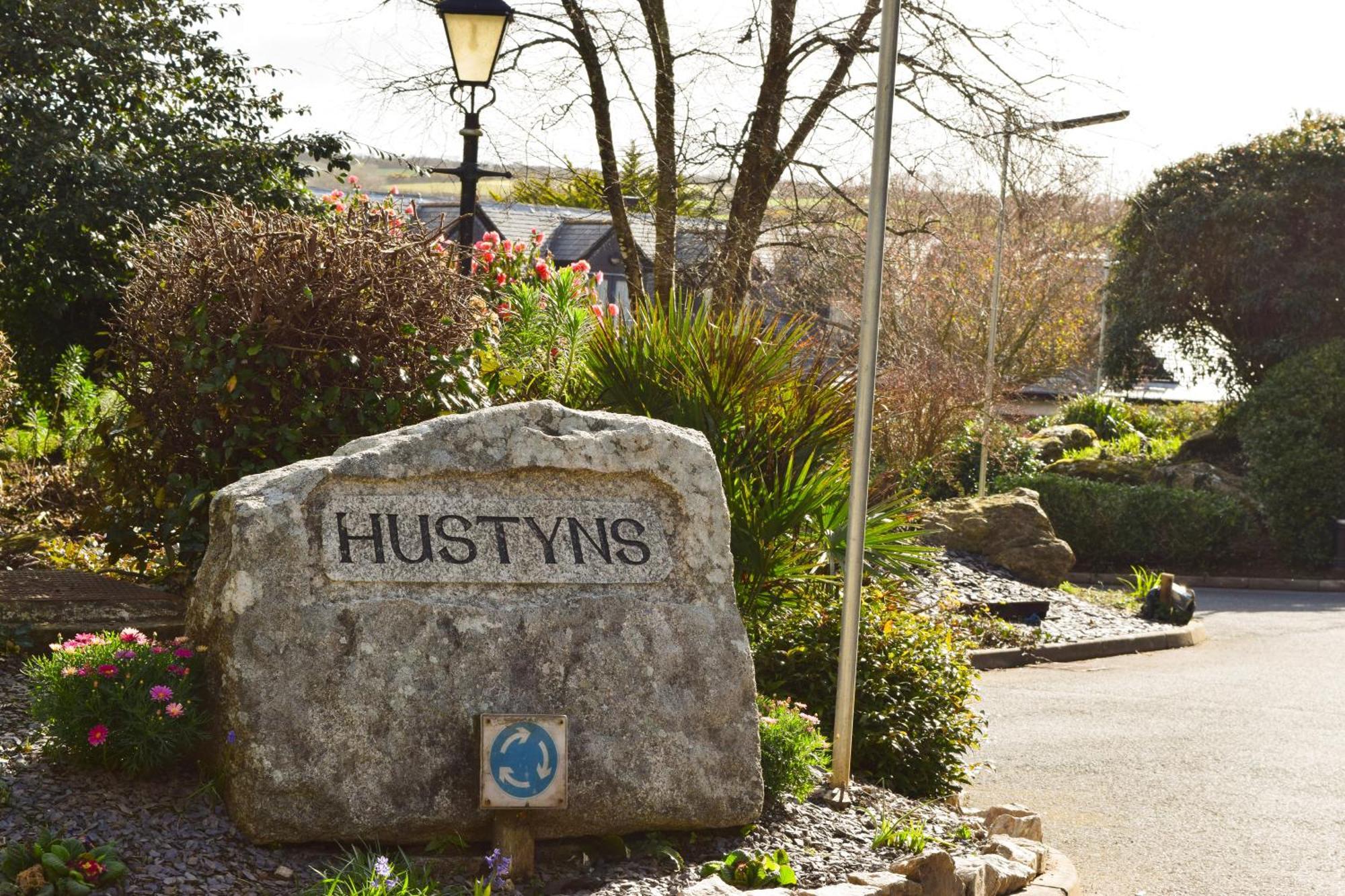 Hustyns Hotel Saint Wenn Bagian luar foto